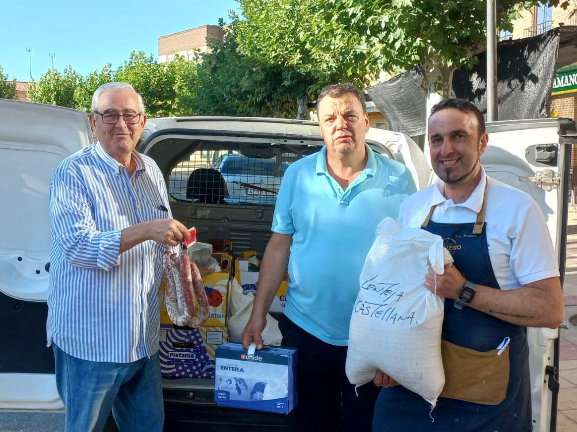 Teo Marcos, Los Álamos y la solidaridad en Santiago de la Puebla entregan 300 kilos de alimentos para los refugiados ucranianos 