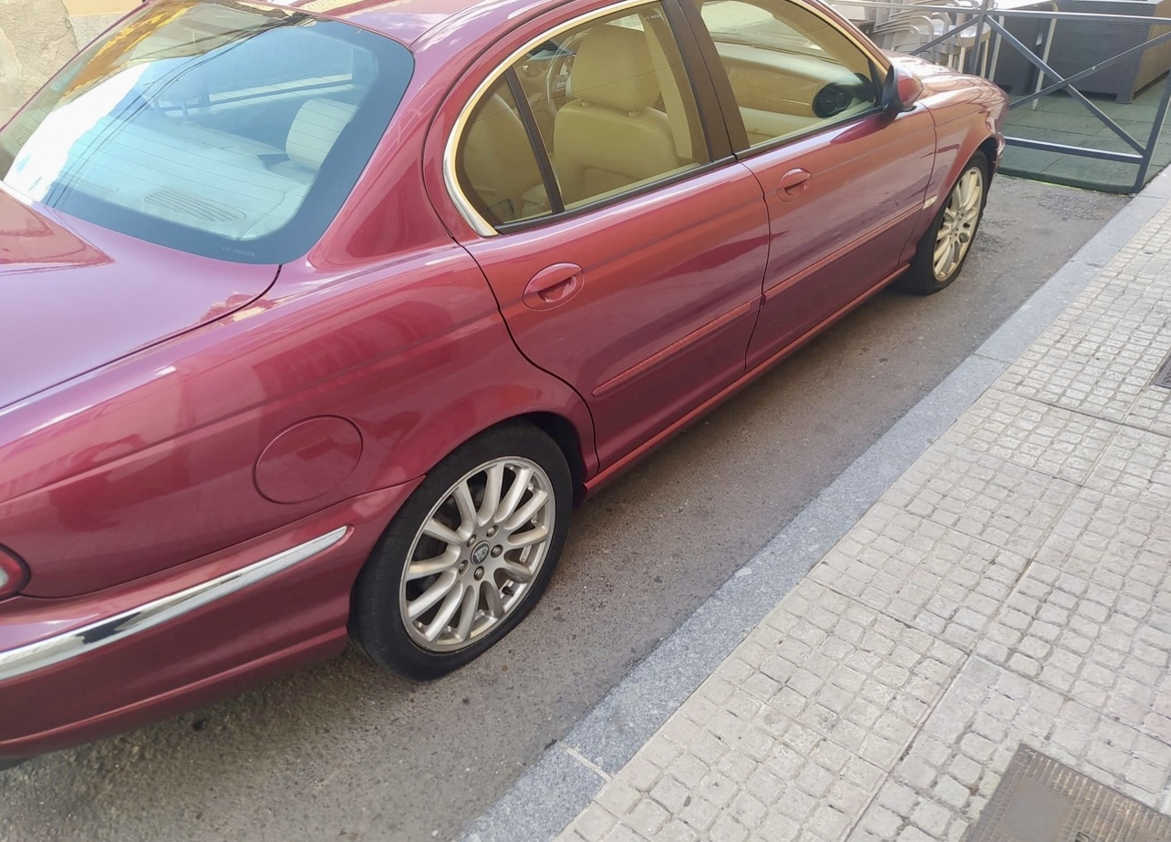 Investigan los daños producidos en un coche, al que le han rajado las ruedas