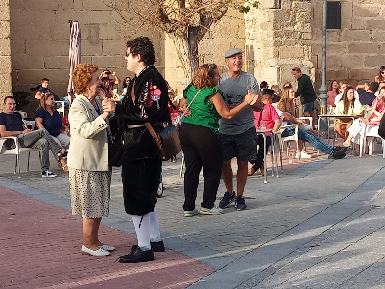 La Tuna arranca bailes y canticos en su llegada a las fiestas en honor al Santo Cristo en Salmoral