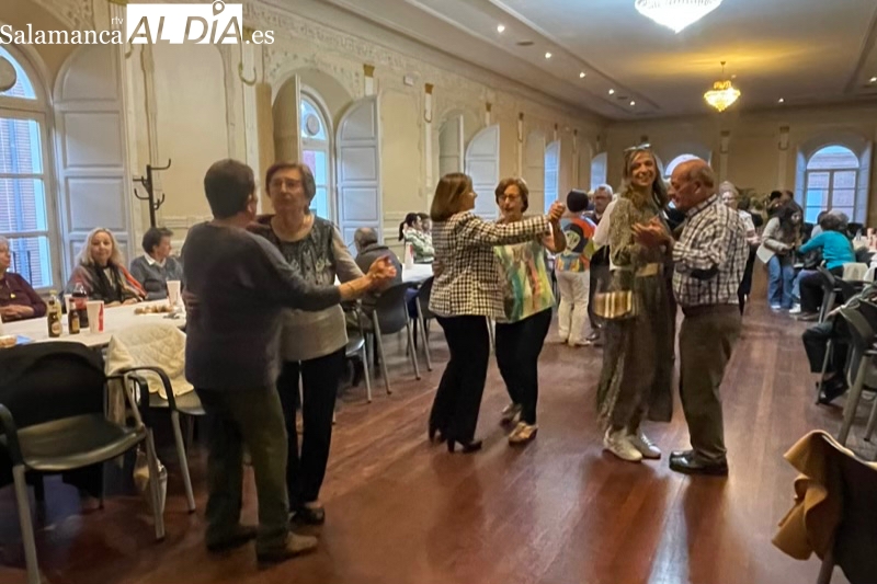 Bailes y gran ambiente durante la animada fiesta de los mayores organizada por San Miguel