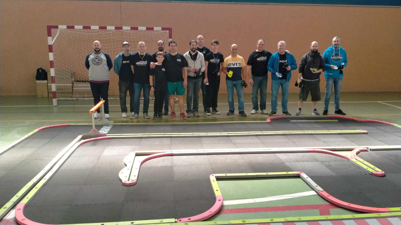 Grandes y pequeños disfrutan con la II Quedada Mini Z San Miguel organizada por el Ayuntamiento y el Club RC