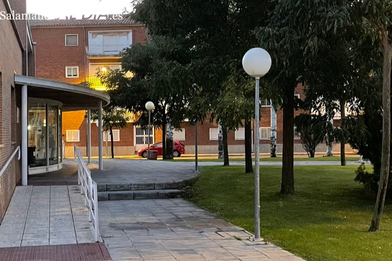 Los accesos al Centro de Salud de Peñaranda ´vuelven a iluminarse´ con nuevas farolas de bajo consumo