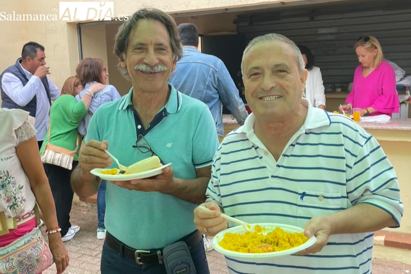 Gran ambiente durante la paellada popular en honor a la Virgen de la Encina en Macotera