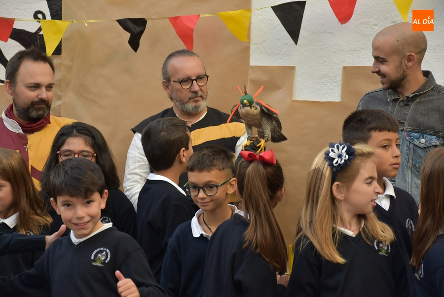 Integrantes de Rodericus difunden la Feria Medieval en los centros educativos