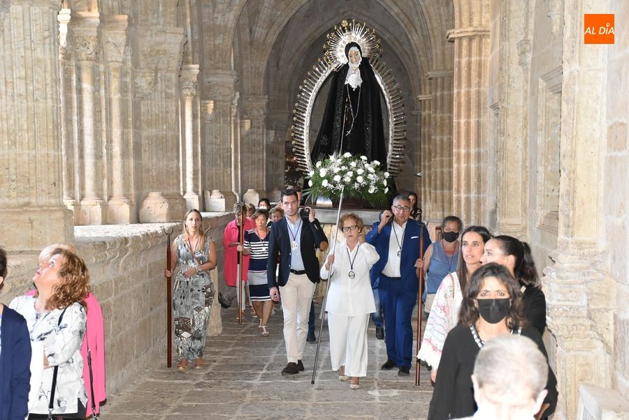 La Cofradía de La Soledad conmemora los Dolores de la Virgen procesionando por la Catedral