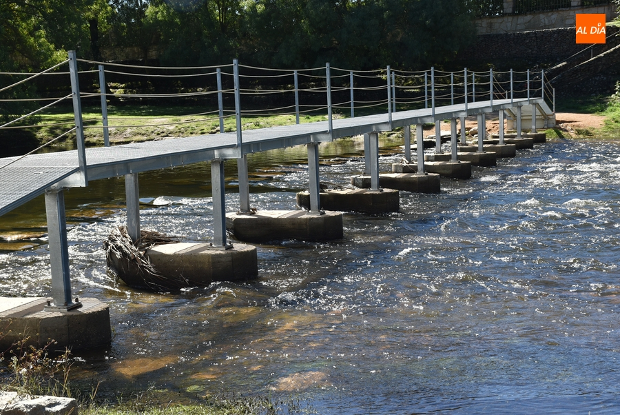El mayor caudal del Águeda prolonga unos días la estancia de la pasarela