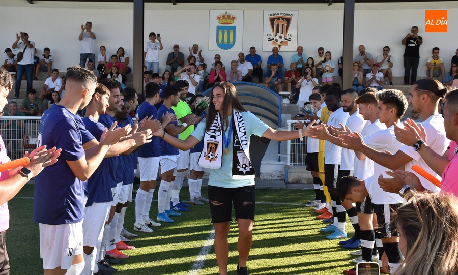 Carmen Álvarez Sánchez recibe el cariño del Francisco Mateos