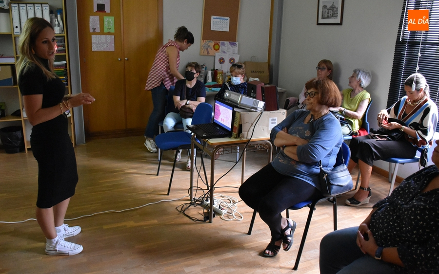 Patricia Méndez imparte una sesión sobre los síntomas del Alzheimer