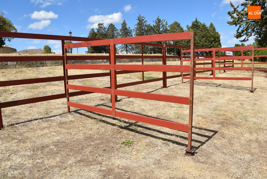 La colocación de varias agujas, entre los primeros preparativos de la Feria del Caballo