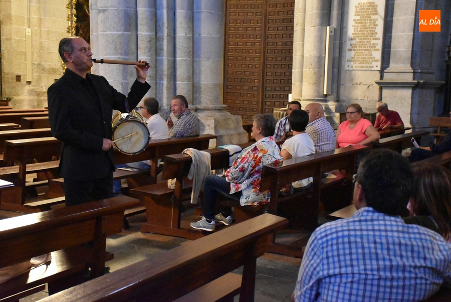 Miróbriga da la bienvenida con música a los participantes en la Asamblea de la CECEL