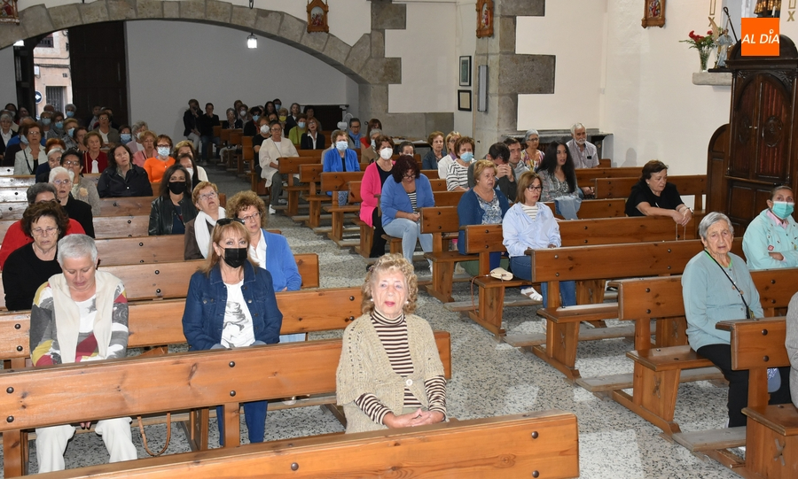 Unos 90 fieles asisten al Rosario de la Aurora de la Virgen de la Peña, que tampoco salió a la calle