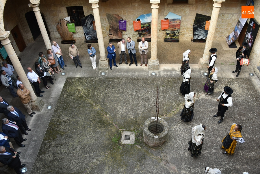 Los participantes en la Asamblea de la CECEL se empapan del folclore y el patrimonio mirobrigense