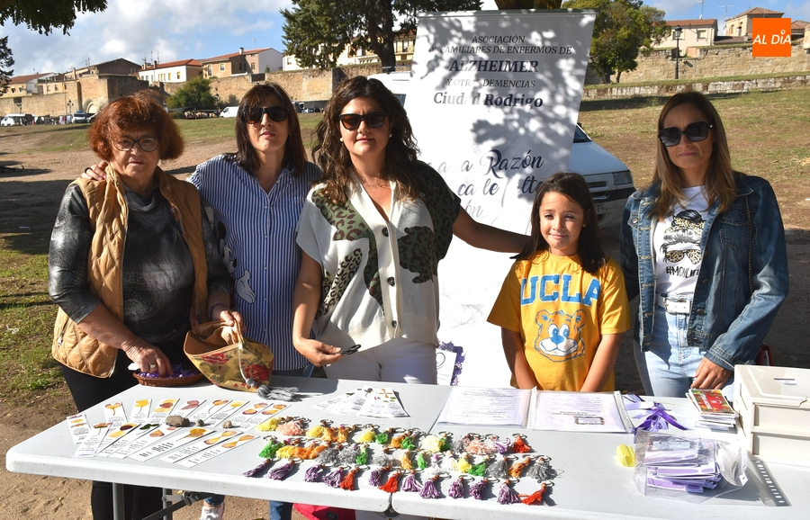 Una mesa informativa completa los actos de AFAD por el Día Mundial del Alzheimer