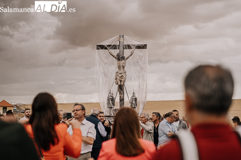 El traslado del Bendito Cristo del Amparo inicia las fiestas en Anaya de Alba