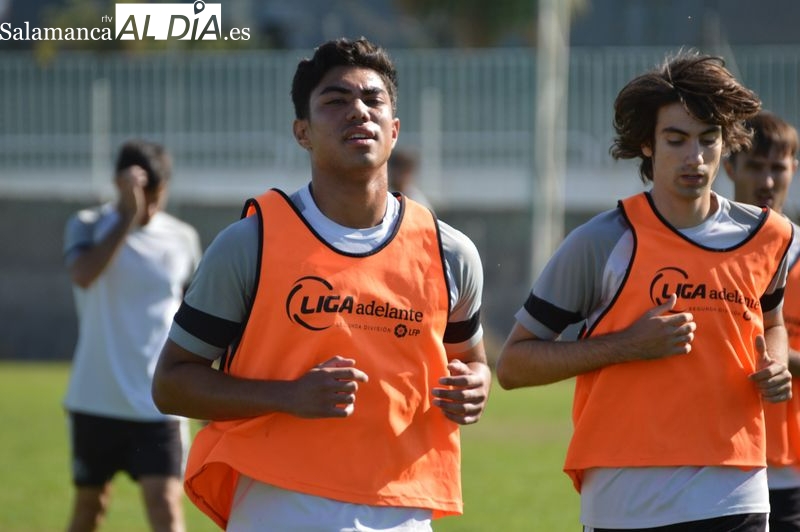 Leo es la gran novedad en el entrenamiento del Salamanca UDS para el derbi... bajo la mirada Dueñas y Jehu