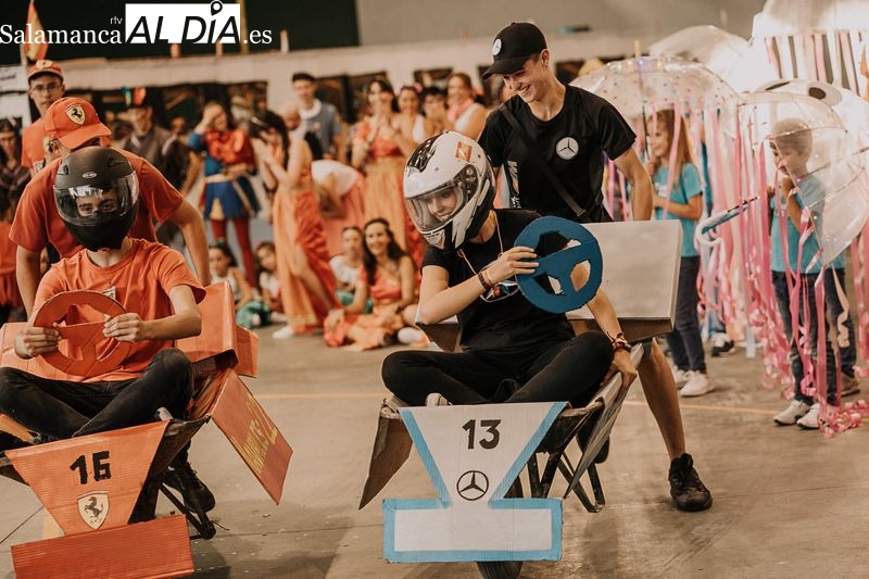 La fiesta estalla en Navales con un colorido y concurrido desfile de disfraces