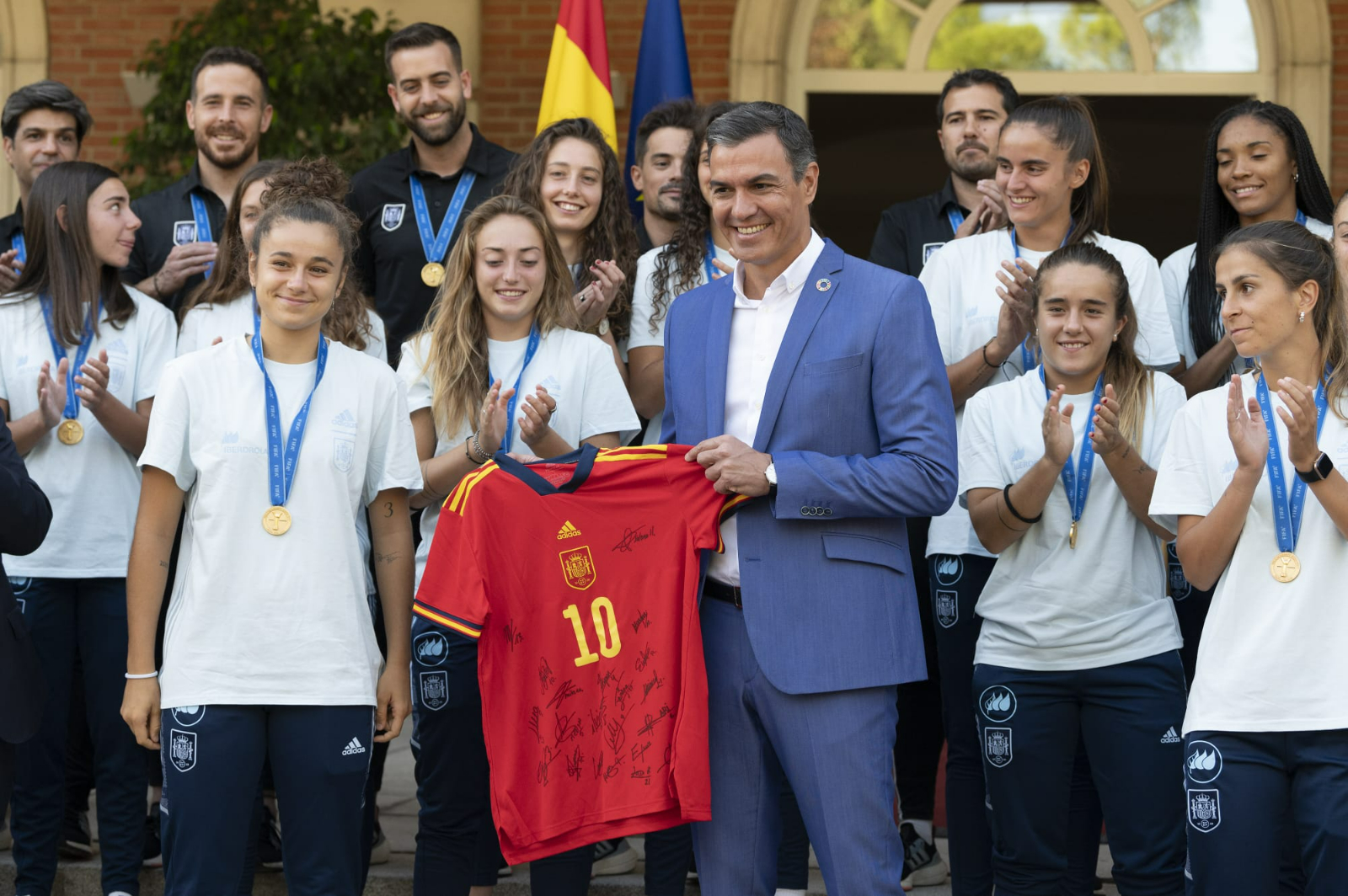 Carmen Álvarez, recibida por Pedro Sánchez en la Moncloa tras ganar el Mundial sub20: Gracias por hacernos disfrutar