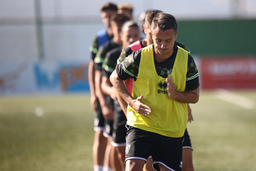 El Guijuelo recibe al Laredo para mantener su pleno 