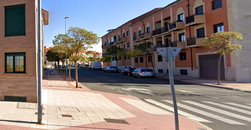Le arrancan la cerradura de la puerta del coche, cerca del cementerio, para robarle un alzador infantil 