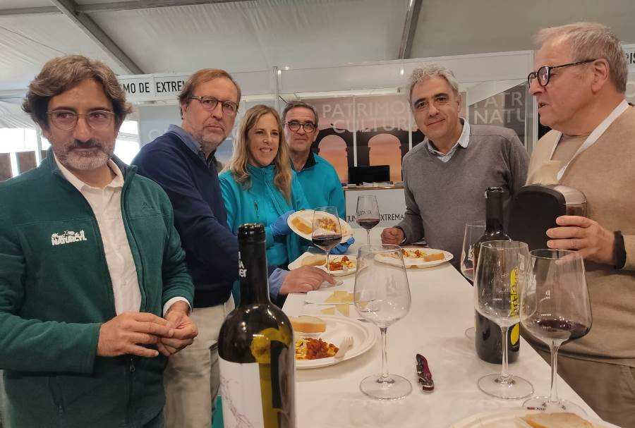 Ciudad Rodrigo reparte 1.000 raciones de huevos fritos con farinato en Naturcyl