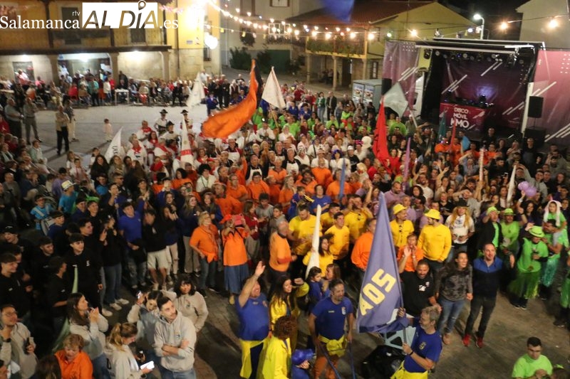 Las peñas llenan de alegría y color la plaza de Mieza en el arranque de las fiestas 