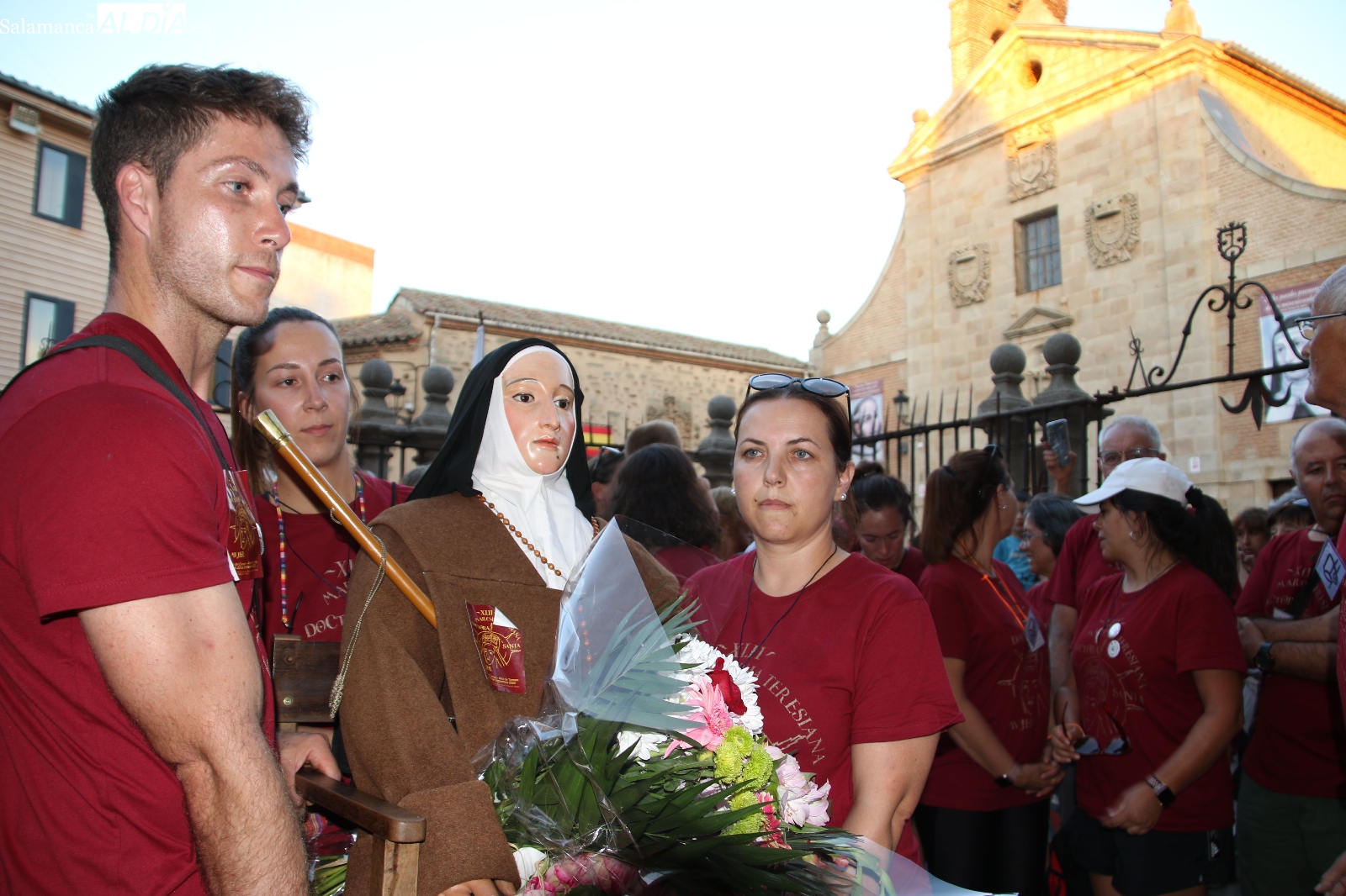 La Marcha Teresiana impregna de alegría y sentimientos las calles de Alba