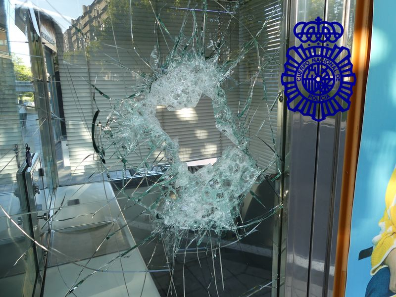 Detenido por reventar las lunas de un quiosco de la ONCE y una cafetería en la avenida de Comuneros