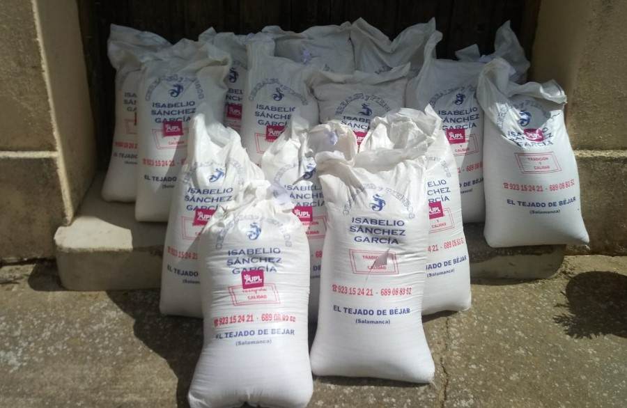 UPL entrega cerca de media tonelada de pienso a los ganaderos de Guadapero