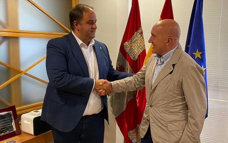 Buena sintonía con el consejero de Presidencia para velar por la industria guijuelense