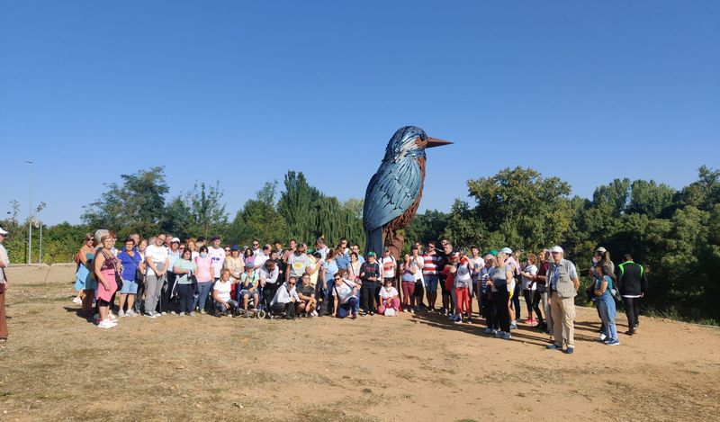 Más de un centenar de personas participa en la ruta peatonal de Santa Marta 
