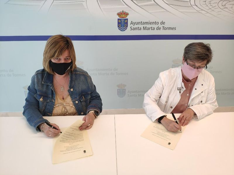 El Ayuntamiento de Santa Marta facilita el acceso a los mayores al servicio de costura