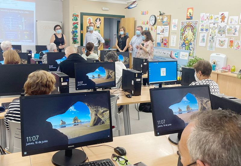 Nuevas tecnologías para personas de todas las edades con estos cursos gratuitos