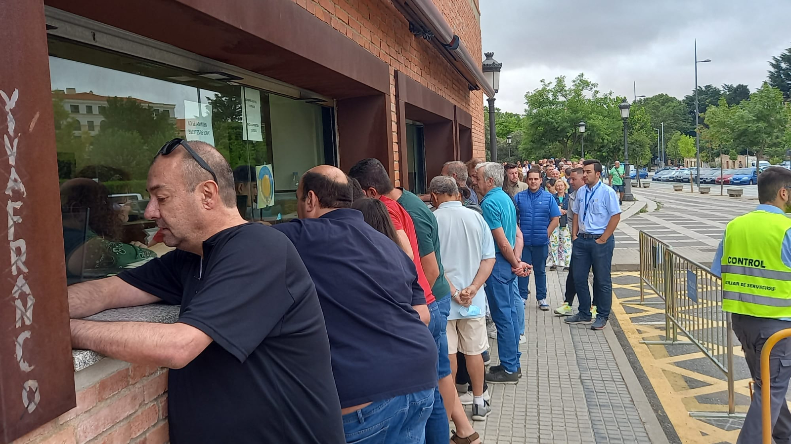 Colas en La Glorieta el primer día de venta de entradas sueltas para la Feria