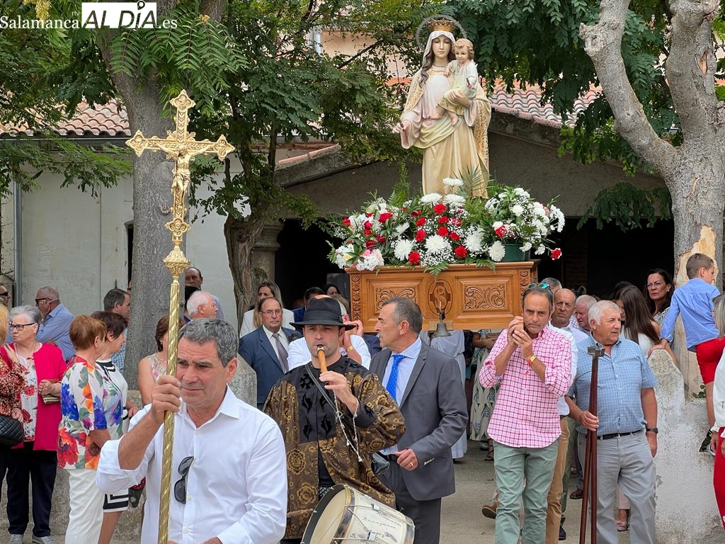 Navales acompaña en procesión a su patrona Nuestra Señora de Navales