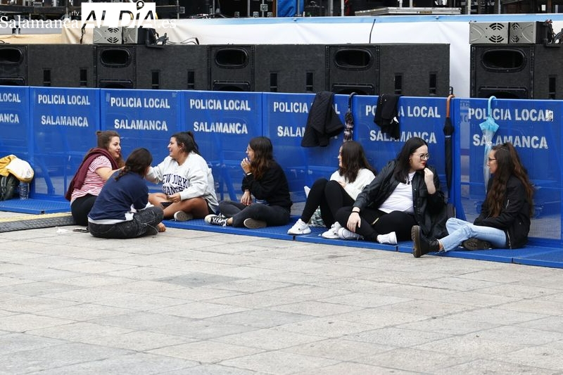 Los fans de Vanesa Martín hacen cola desde horas antes para ver el concierto en primera fila