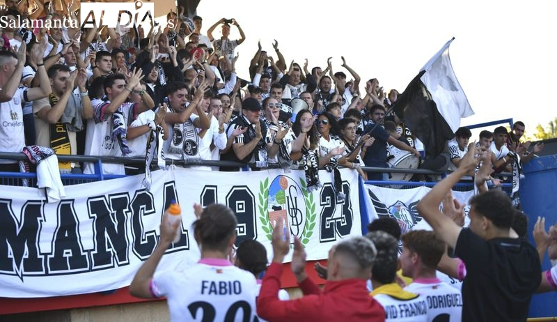 La afición del Salamanca UDS invade el San Casto y crea un ambientazo en el derbi