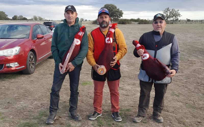 Entretenida tarde de tiro al plato en Villar de Peralonso con victoria de Dámaso de Hinojosa