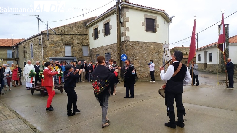 Almendra celebra la fiesta de San Miguel con actos religiosos, una paella y verbena 