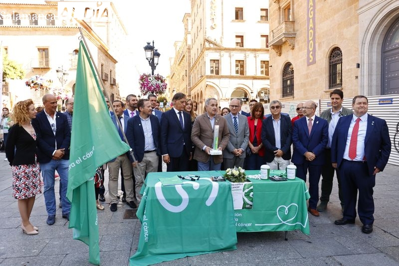 Salamanca luce la bandera de la lucha contra el cáncer, como apoyo a enfermos y sanitarios