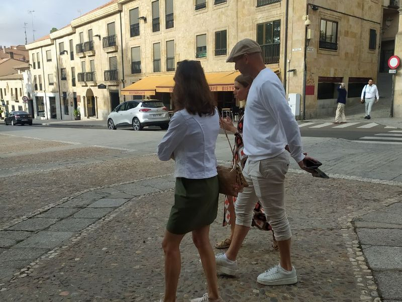 Zinedine Zidane pasea por el casco histórico de Salamanca