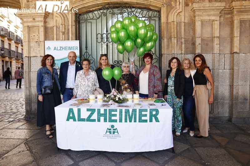 Reconocimiento del alcalde a la labor social de la Asociación de Familiares de Alzheimer de Salamanca