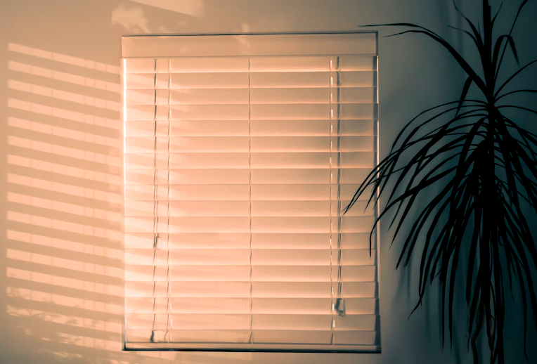 ¿Por qué es buena idea poner estores en tu hogar?