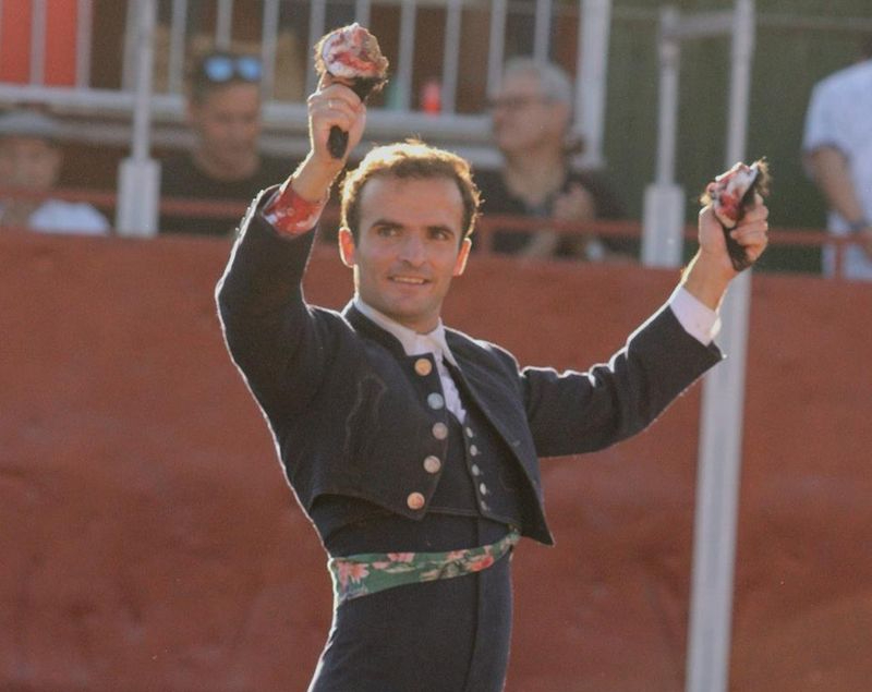 Damián Castaño corta 2 orejas en la plaza de Menasalbas