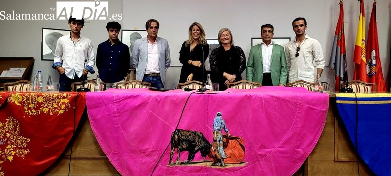 Victorino Martín, en los coloquios taurinos de Casino: Salamanca es un ejemplo de gente joven en los tendidos