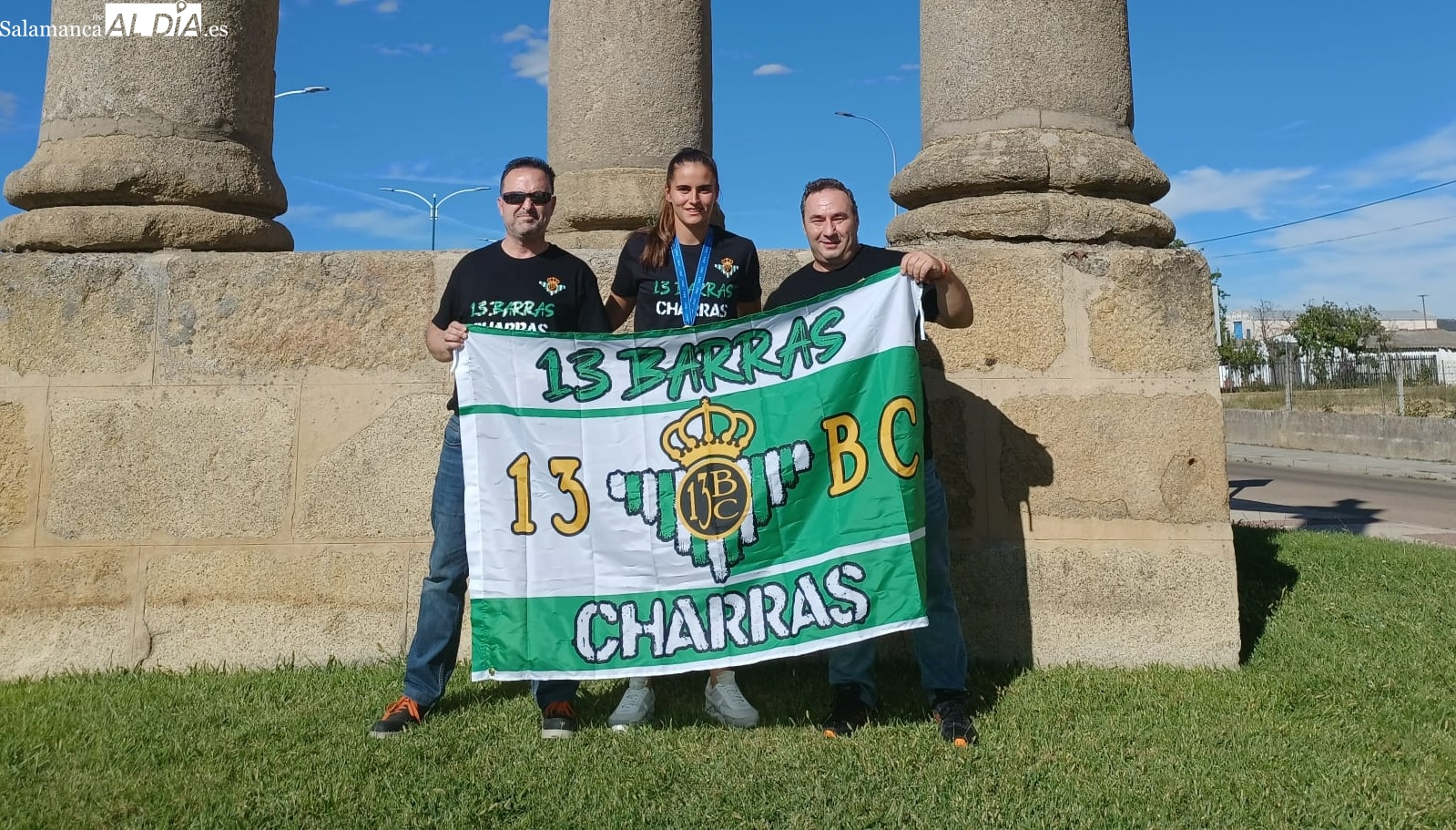 Carmen Álvarez, campeona del Mundial y la Eurocopa, homenajeada por la peña salmantina 13 barras charras del Betis