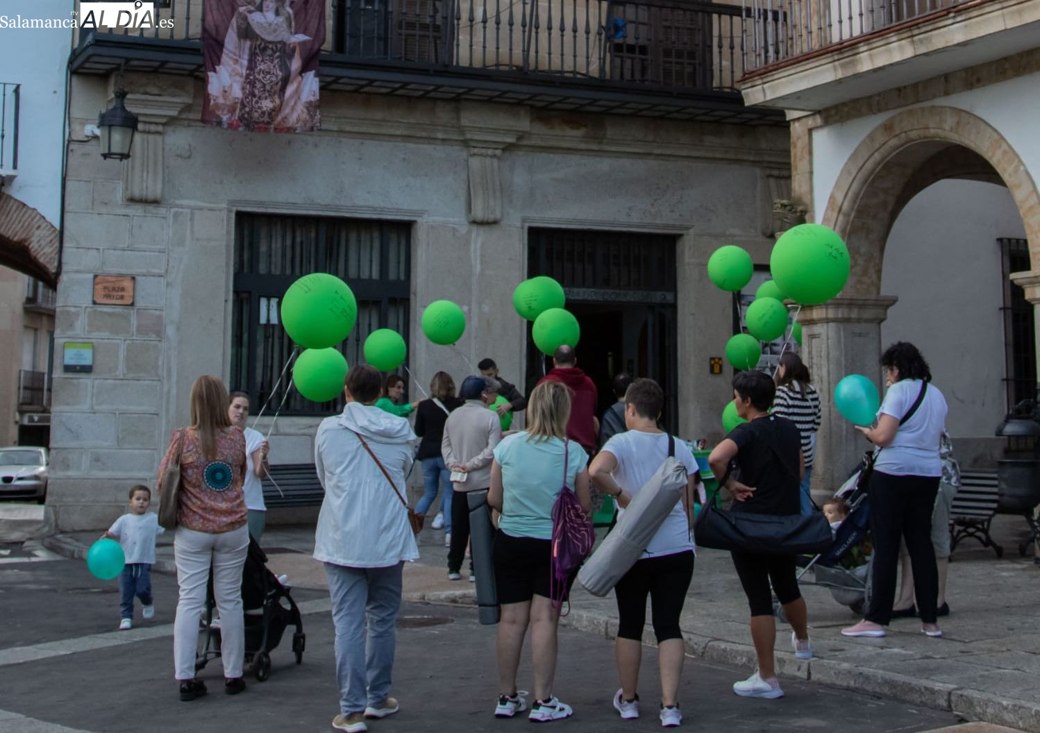 Globos verdes y recuerdos para conmemorar el Día Mundial del Alzheimer