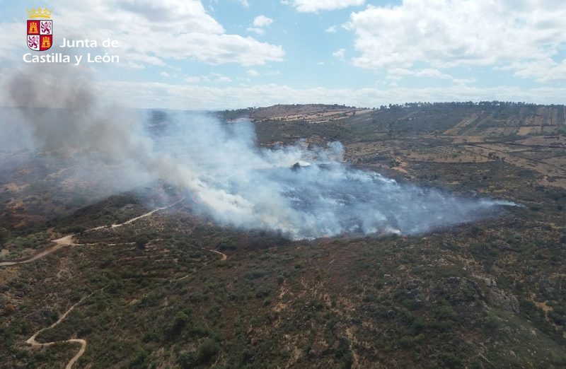 La Junta de Castilla y León envía medios aéreos y terrestres a un incendio en Portugal, en el límite con Sobradillo 