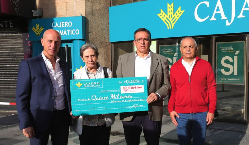 Caja Rural de Salamanca dona 15.000 a Cáritas para ayudar a personas vulnerables