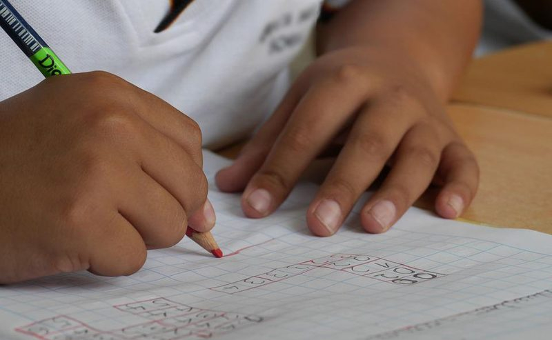 Villar de Peralonso reabre su escuela al contar con cinco niños 