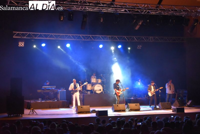 El concierto tributo a Dire Straits conquista al público salmantino 